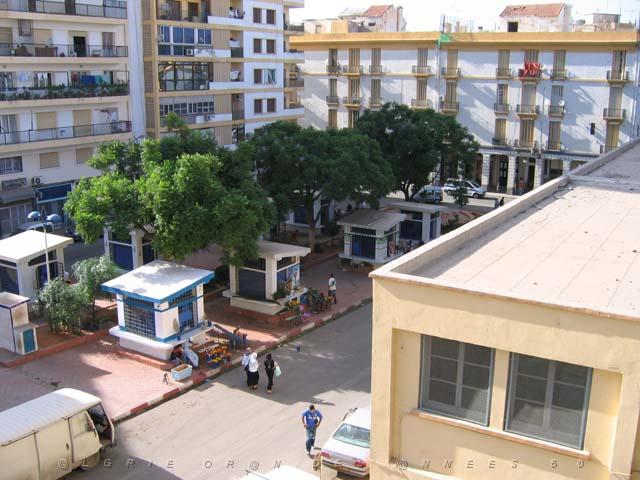 VOYAGE ORAN SEPTEMBRE 2006 240 14 sept. 06 - aprem - BAS DE LA PLACE HOCHE DEPUIS LE NO 1.JPG